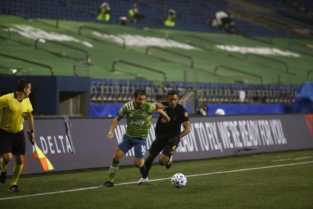 Nicolas Lodeiro of Seattle Sounders FC vs. LAFC