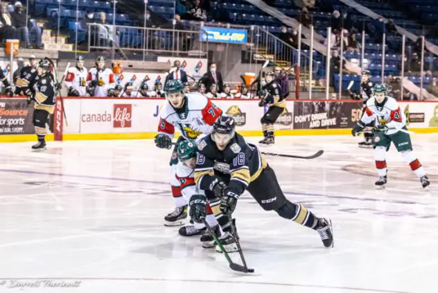 Charlottetown Islanders centre Justin Gill (18) vs. the Halifax Mooseheads