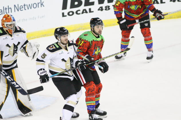 Wheeling Nailers battle the Indy Fuel