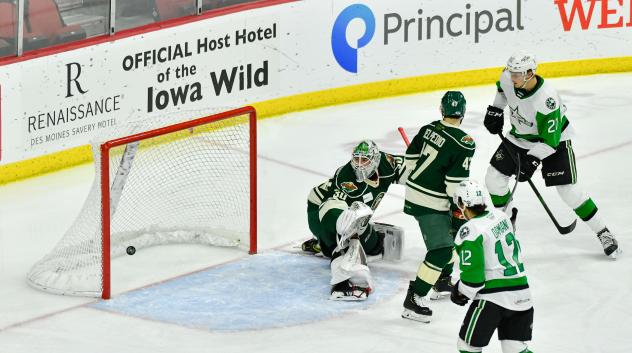 Texas Stars score against the Iowa Wild