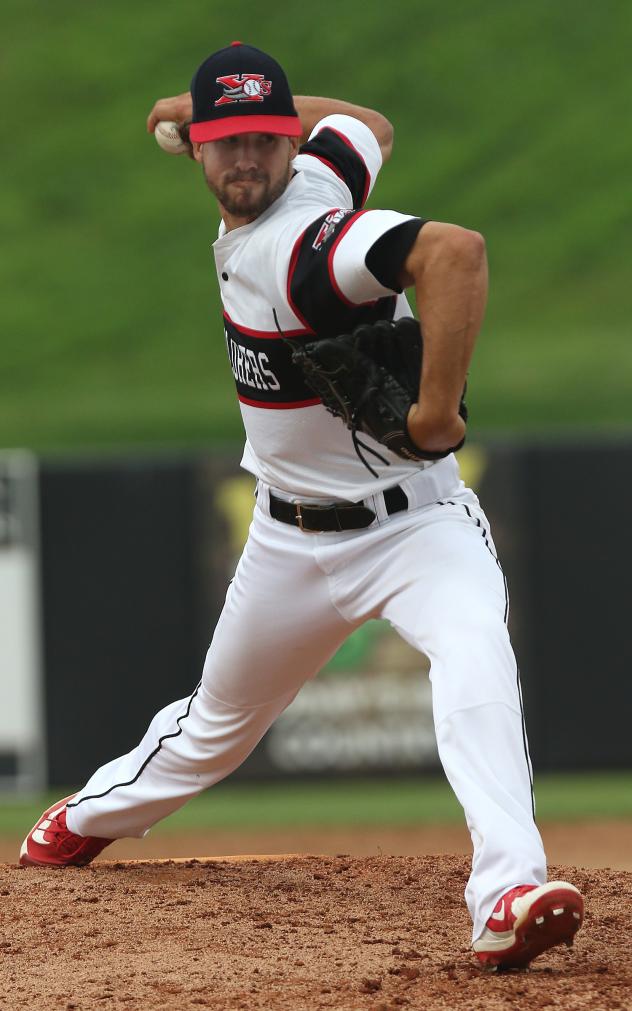 Sioux City Explorers RHP Ryan Flores