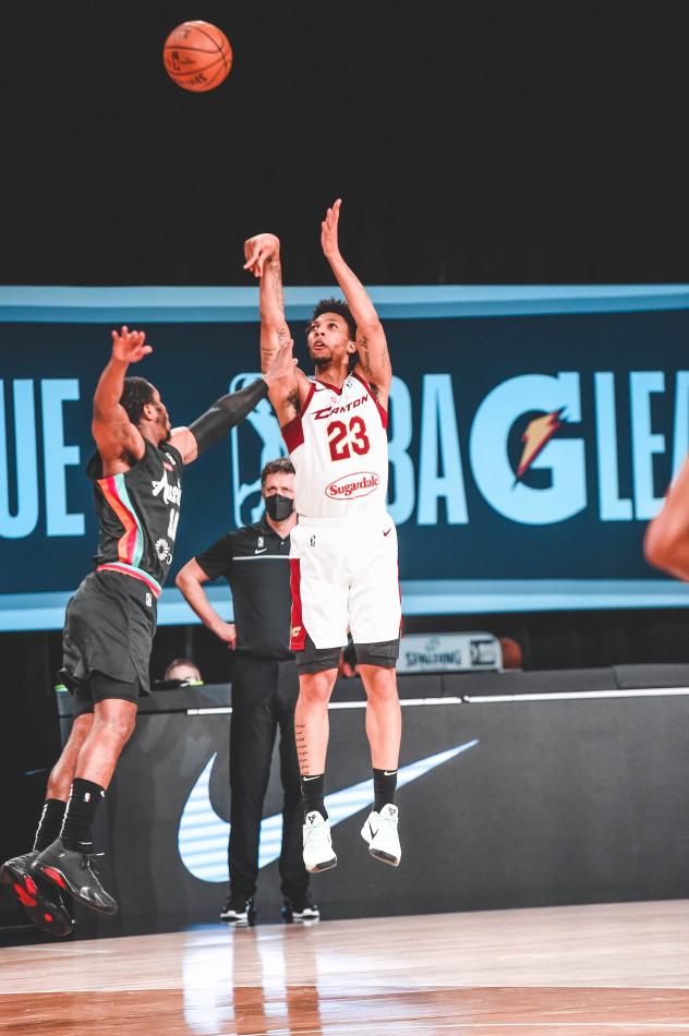 Canton Charge guard-forward Malachi Richardson shoots vs. the Austin Spurs
