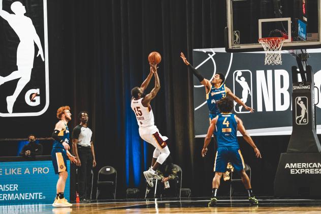 Canton Charge guard-forward Sir'Dominic Pointer shoots vs. the Santa Cruz Warriors