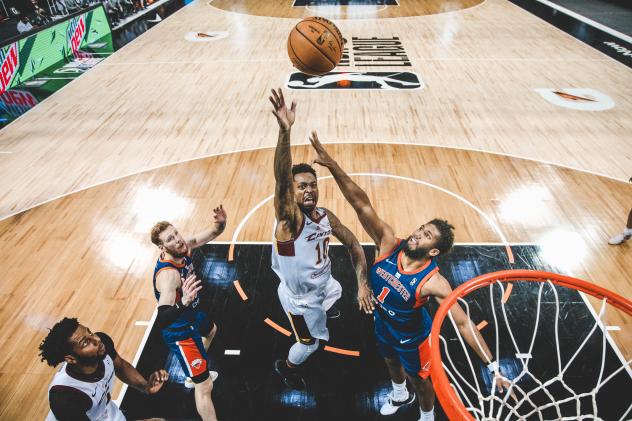 Canton Charge guard Sheldon Mac in the paint vs. the Westchester Knicks