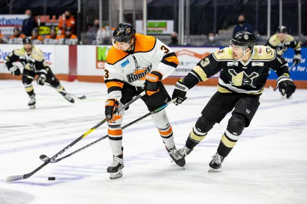 Wheeling Nailers battle the Fort Wayne Komets