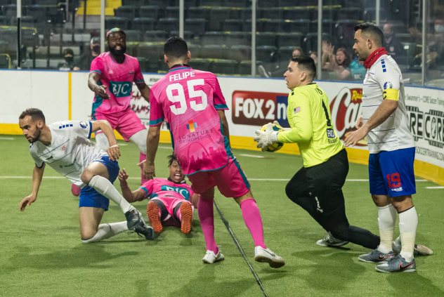 St. Louis Ambush battle in front of the Kansas City Comets goal