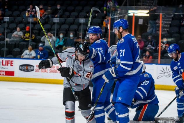 Wichita Thunder give the Kansas City Mavericks a hard time