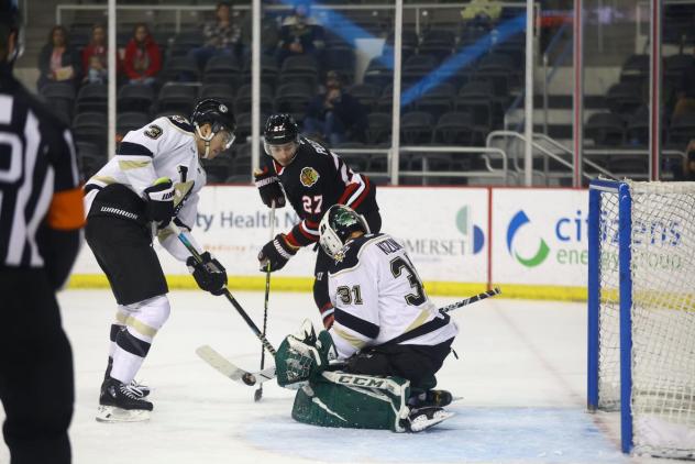 Wheeling Nailers goaltender Taran Kozun stops the Indy Fuel