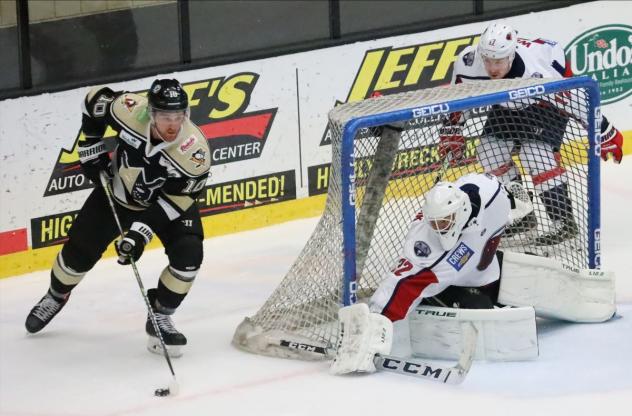 Wheeling Nailers forward Austin Fyten handles the puck vs. the South Carolina Stingrays
