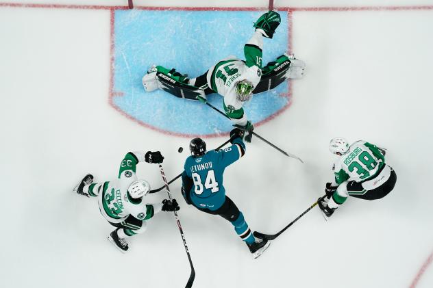 Texas Stars defend against the San Jose Barracuda