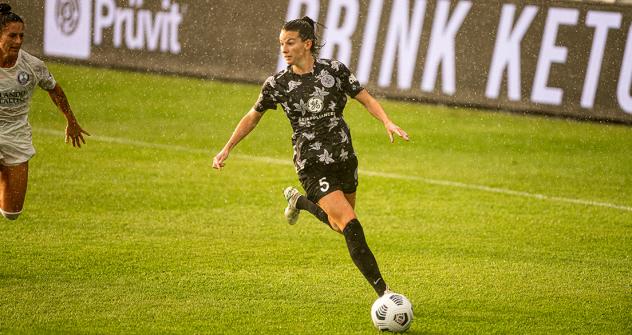 Racing Louisville FC forward Cece Kizer in the rain
