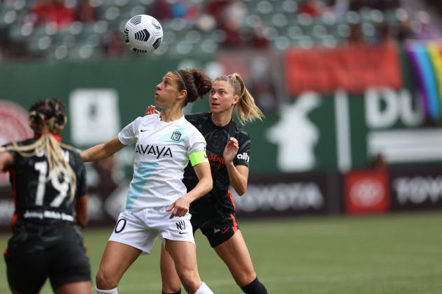 Carli Lloyd of NJ/NY Gotham FC (center) battles Crystal Dunn (left) and Kelli Hubly of the Portland Thorns