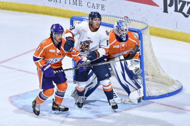 Greenville Swamp Rabbits forward Matt Bradley (center) vs. the Orlando Solar Bears