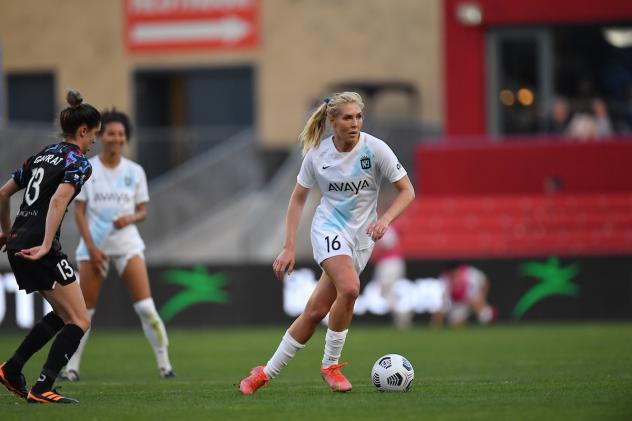 Allie Long of NJ/NY Gotham FC with possession against Chicago Red Stars