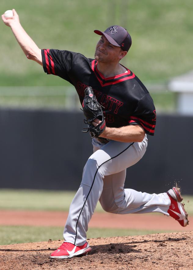 Sioux City Explorers pitcher Nick Belzer