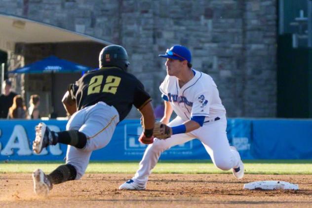 New YorkBoulders' Zach KIrtley awaits a throw to nail a sliding Martin Figueroa of the Sussex County Miners