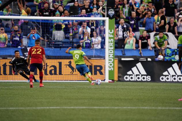 Raul Ruidiaz of Seattle Sounders FC eyes an open goal against Real Salt Lake