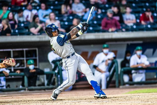Juan Carlos Negret launches a homer for the Columbia Fireflies