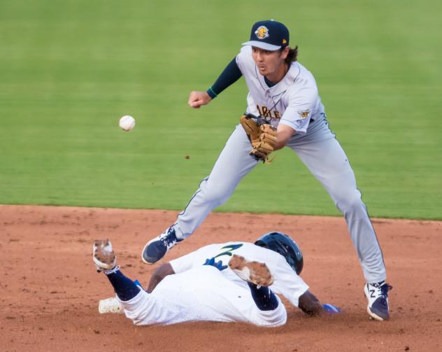 Tyler Tolbert of the Columbia Fireflies prepares to take a throw