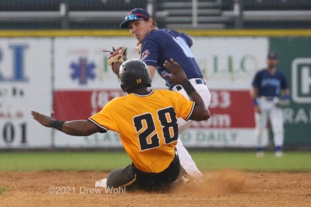 New York Boulders' 2B Zach Kirtley elected not to make the throw on this force of Sussex County's Audy Ciriaco