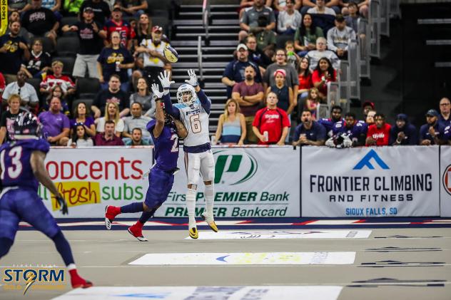 Sioux Falls Storm contest a pass against the Frisco Fighters