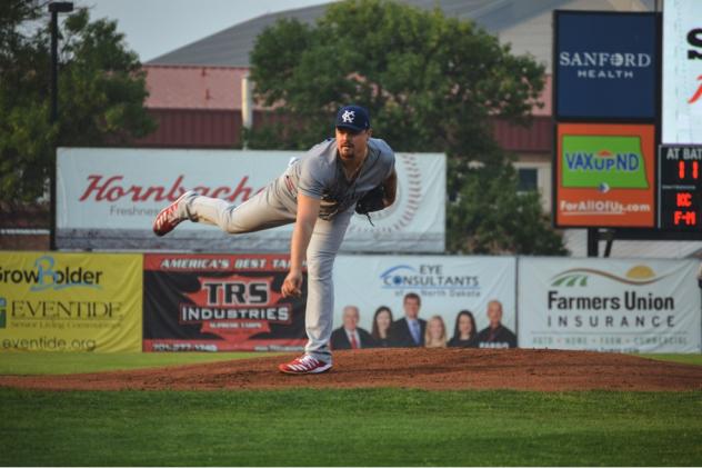 Nick Travieso of the Kansas City Monarchs delivers a pitch against the Fargo-Moorhead RedHawks