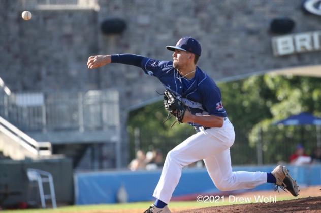 New York Boulders' Andy Hammond delivers a pitch during this strong eight-inning outing against the New Jersey Jackals on Sunday