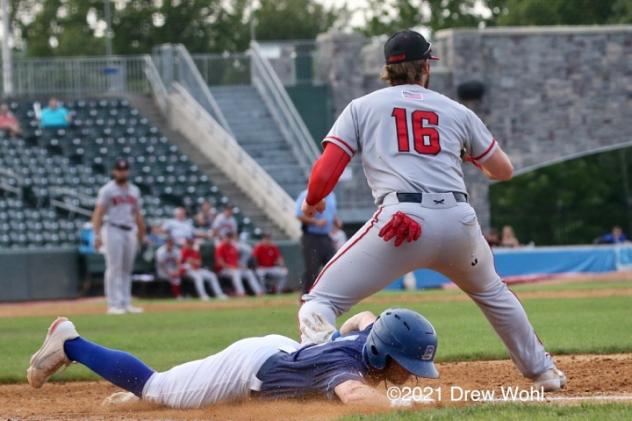 New York Boulders' Phil Caulfield uses a headfirst slide to beat the throw to first