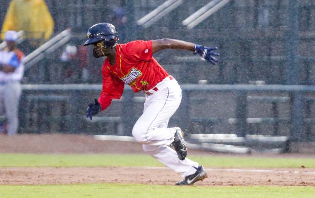 Diego Hernandez of the Columbia Fireflies runs in the rain