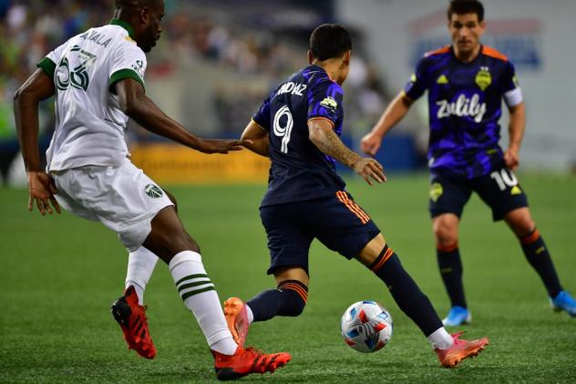Raul Ruidiaz of Seattle Sounders FC with possession vs. the Portland Timbers