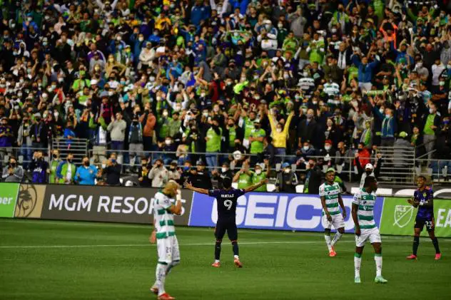 Raul Ruidiaz of Seattle Sounders FC exhorts the crowd after his goal against Santos Laguna