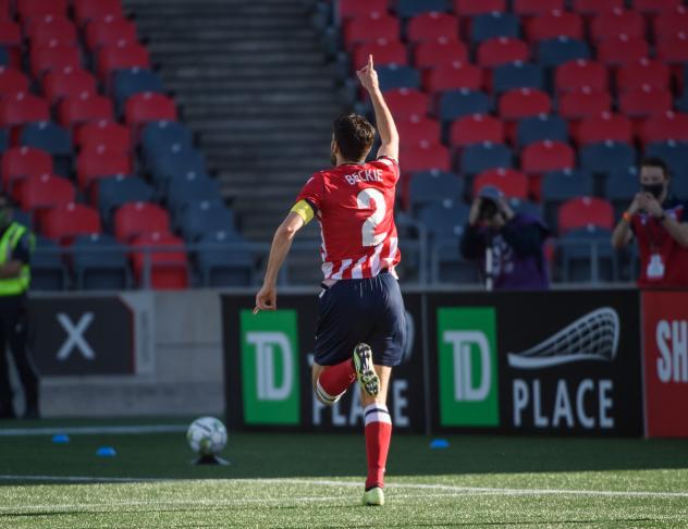 Atlético Ottawa defender Drew Beckie