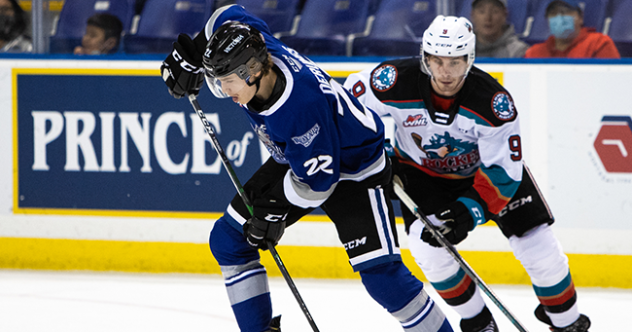 Victoria Royals left wing Keanu Derungs vs. the Kelowna Rockets