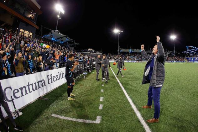 Colorado Springs Switchbacks FC salutes the crowd vs. Rio Grande Valley FC