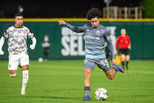 Tacoma Defiance defender Alex Villanueva vs. Oakland Roots SC