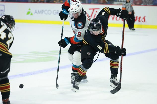 Vancouver Giants centre Ty Thorpe (right) vs. the Kelowna Rockets