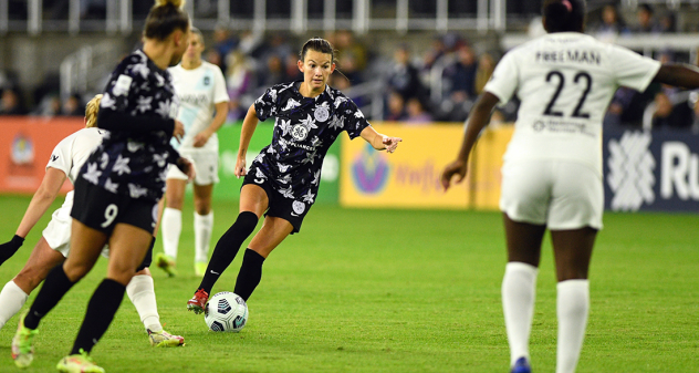 Racing Louisville FC forward Cece Kizer with possession vs. NJ/NY Gotham FC