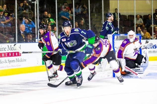 Maine Mariners battle the Reading Royals