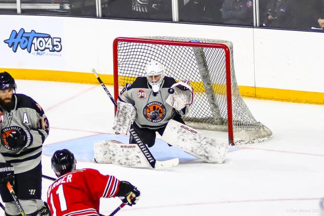 Knoxville Ice Bears goaltender Jimmy Poreda makes a stop