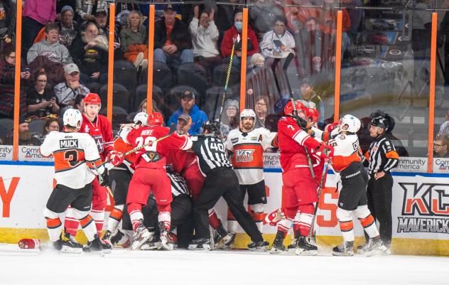Allen Americans and Kansas City Mavericks mix it up