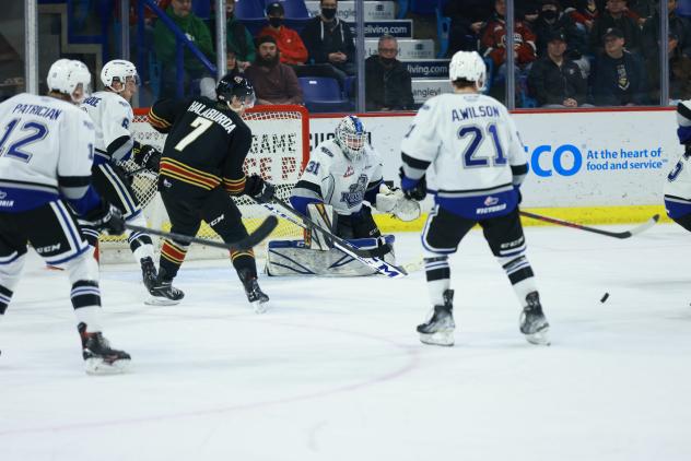 Vancouver Giants centre Ty Thorpe (right) vs. the Victoria Royals defense