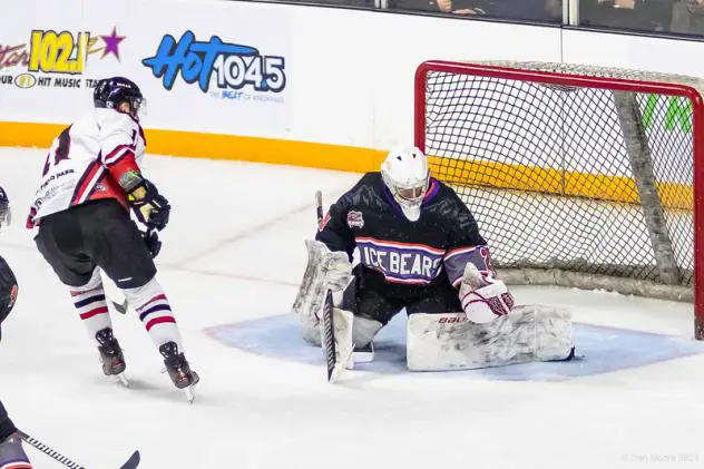 Knoxville Ice Bears goaltender Jimmy Poreda makes a save against the Birmingham Bulls