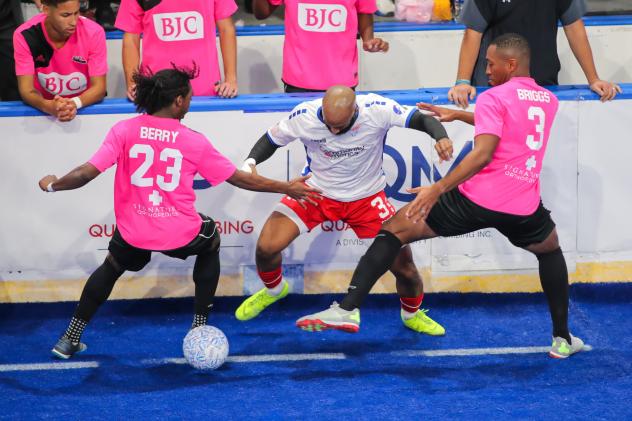 St. Louis Ambush battle the Kansas City Comets