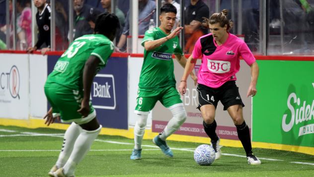 St. Louis Ambush midfielder William Eskay vs. the Dallas Sidekicks