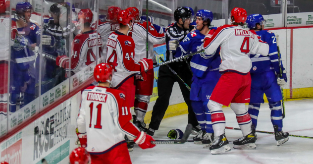 Wichita Thunder mix it up with the Allen Americans