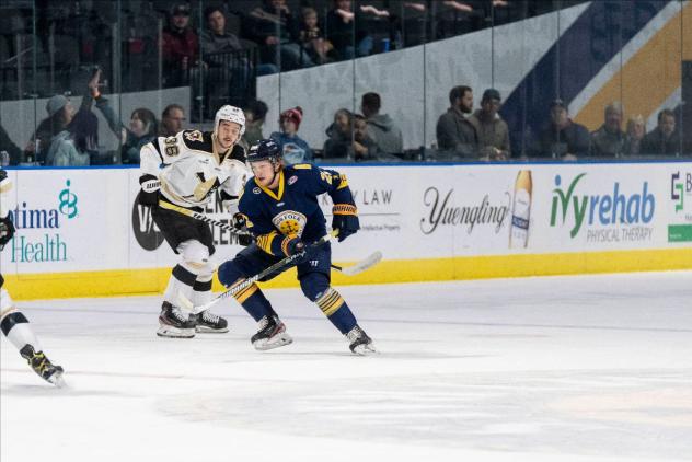 Wheeling Nailers forward Sam Houde (left) vs. the Norfolk Admirals