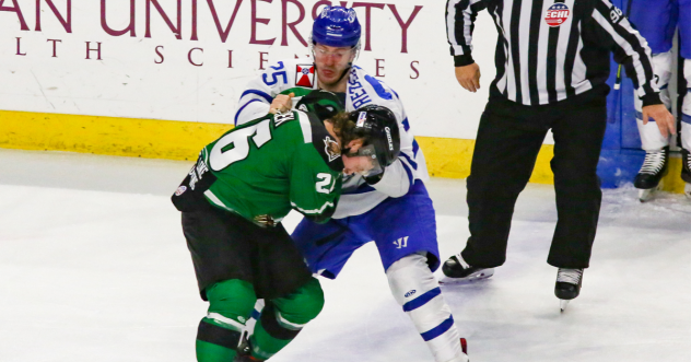 Wichita Thunder battles the Utah Grizzlies