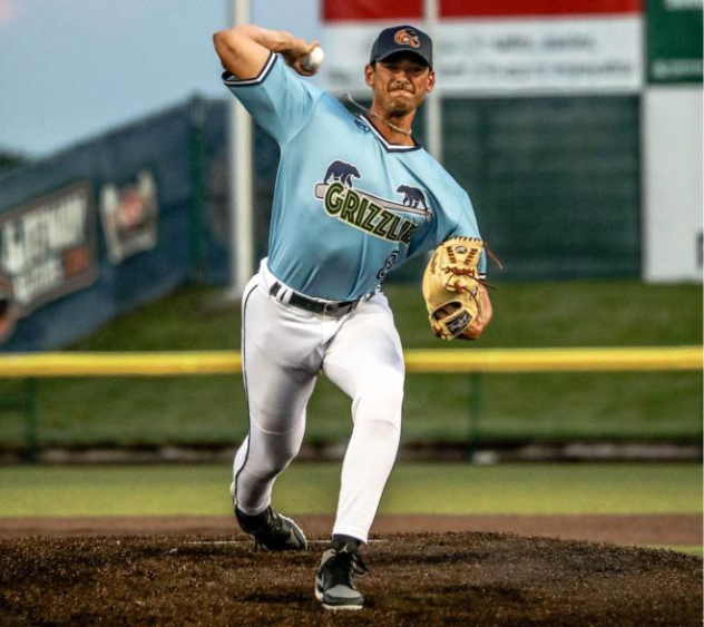 Pitcher Tanner Cable with the Gateway Grizzlies