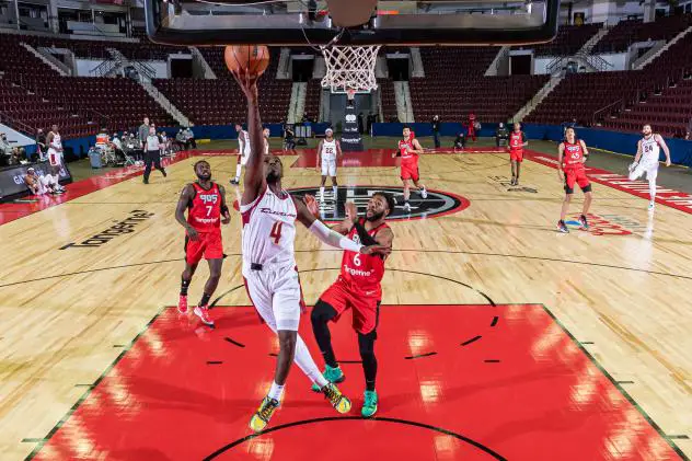 Cleveland Charge drive to the basket against Raptors 905