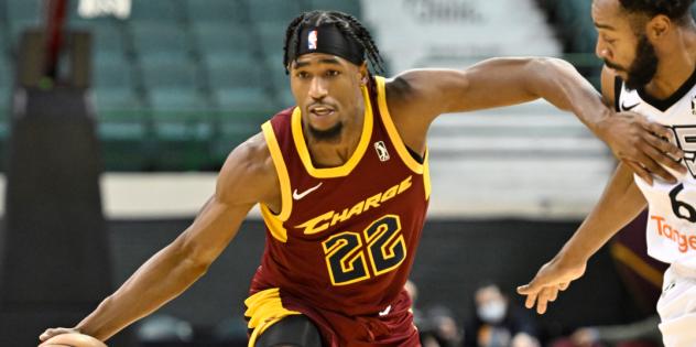 R.J. Nembhard of the Cleveland Charge drives aginst Raptors 905